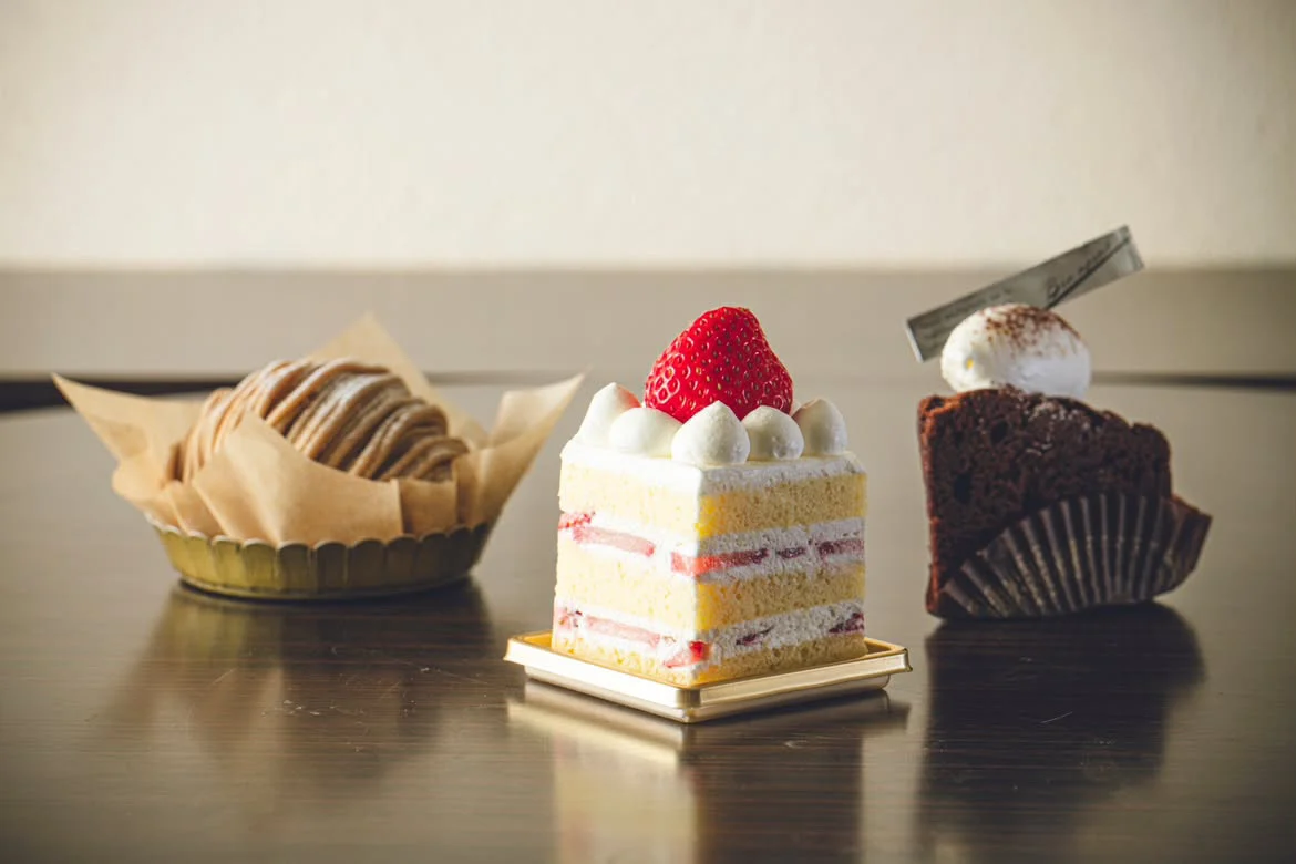 モンブラン、いちごのショートケーキ、ガトーショコラが並んだ様子