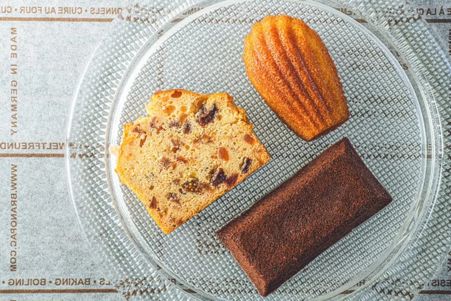 ガラスのケーキスタンドにのせたパウンドケーキ、マドレーヌ、フィナンシェ